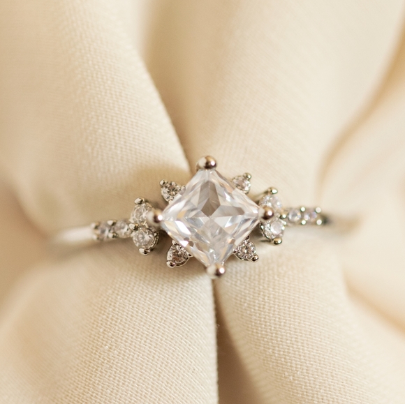 Sparkling Stone Ring - Picture 3 of 8